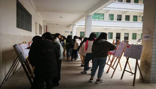 我系組織學(xué)生參加學(xué)院第七屆手抄報(bào)比賽活動(dòng)