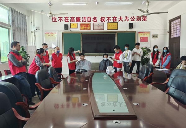 汽車(chē)工程系黨總支開(kāi)展“暖心理發(fā)” 主題黨日活動(dòng)