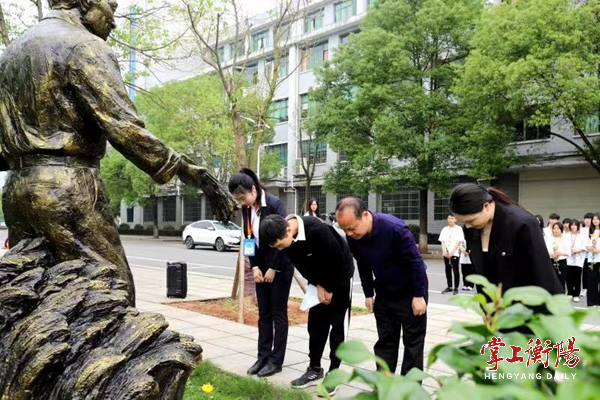 袁隆平院士逝世一周年將至，衡陽技師學(xué)院學(xué)子這樣紀(jì)念他……